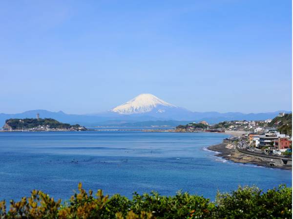 海も歩いて２分程。真っ青な海に浮かぶ富士山。そして、江ノ島(約100ｍ)