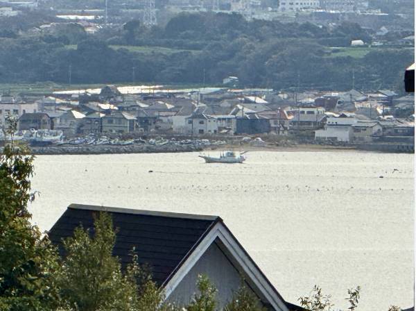 2階バルコニーから海がチラリ