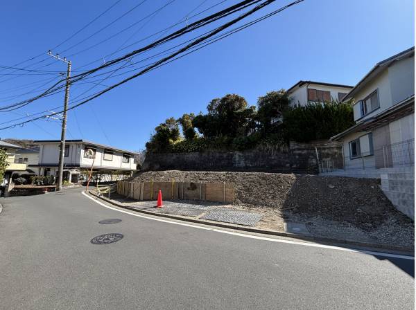 道路面より１段高い土地は、眺望はもちろんプライベート感にも優れます