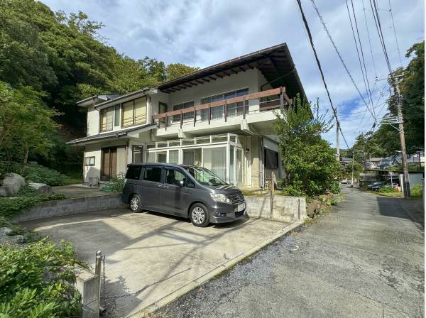 ビル街とはまったく逆の空の青、山の緑に溶け込む佇まい。