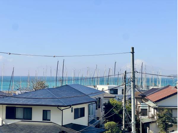 バルコニーから海と富士山を望める！