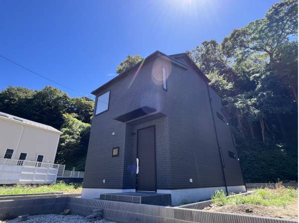 青い空、借景の緑、すばらし立地です