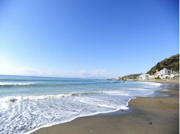 海の透明度がすばらしい、関根海岸までは徒歩５分（約350ｍ）