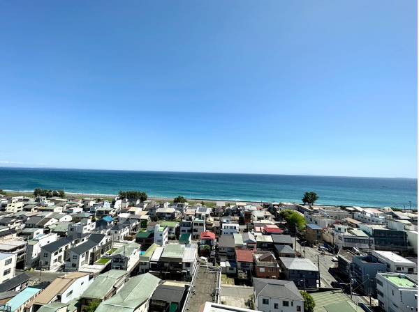 鮮やかなブルーが広がる西湘の海景色