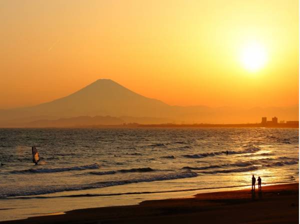 海まで徒歩7分（約560m）、美しい海とサンセット、富士山をお楽しみいただけます。