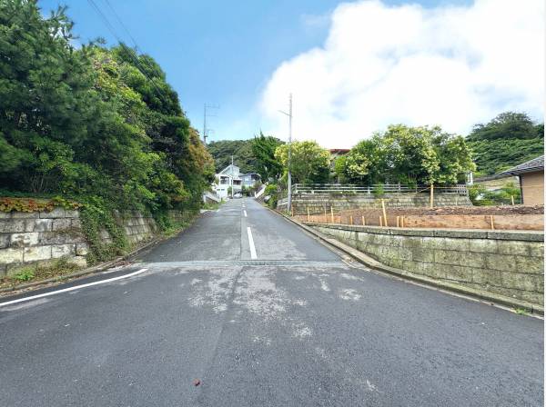 前面道路はゆとりのある道路幅