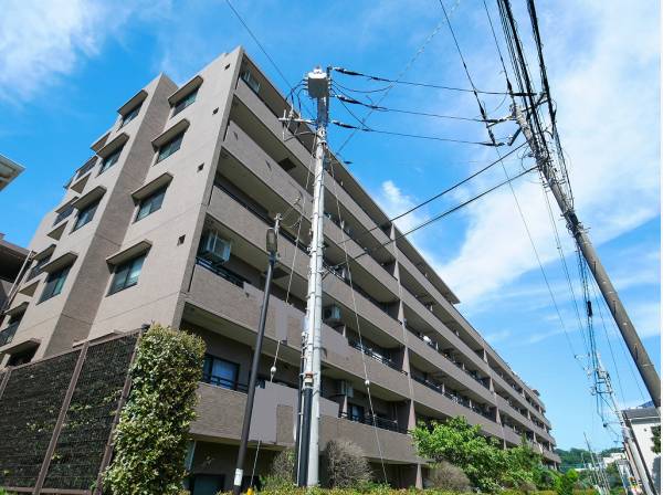 綺麗に整った区画に位置する落ち着いた雰囲気のマンション