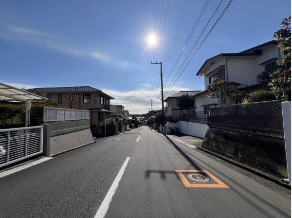 前面道路は2車線ですが、交通量が少なくてグッド◎