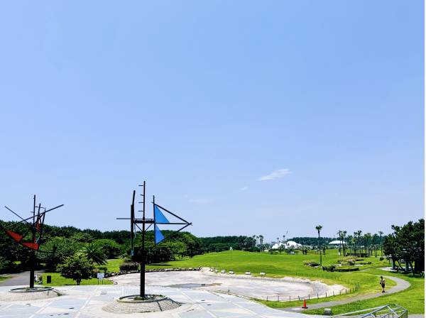 芝生が広がる辻堂海浜公園まで自転車で10分 (約2.9ｋｍ)