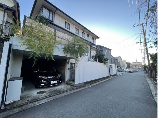 敷地約99坪に建つ軽量鉄骨造。