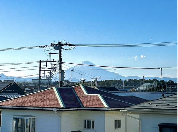 バルコニーからは富士山を眺めます。