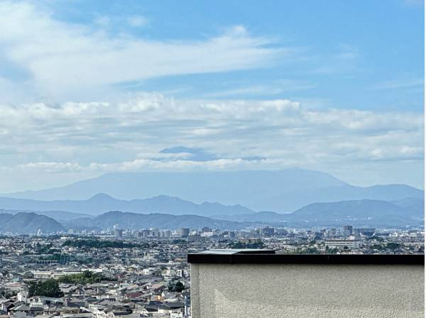 スカイバルコニーからは迫力ある富士山を望みます（生憎の曇り空でした）