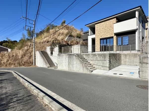 前面道路は約8mと広く、車の通りも少ない閑静な住宅街です！