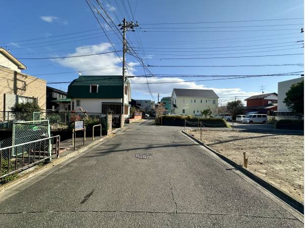 北東側道路は幅員約5.99mと広々