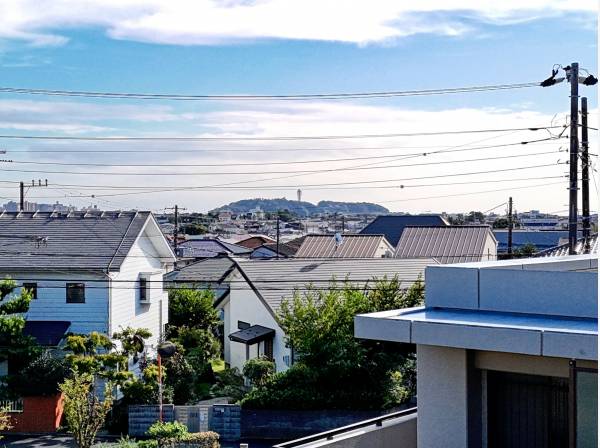 建物２階レベルの高さからは「江の島」が見えました。海の近さを感じます