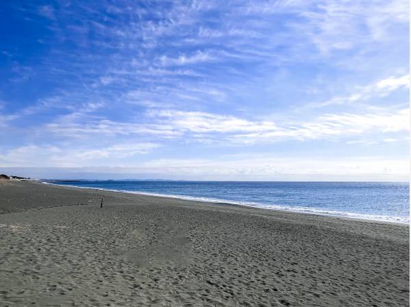 海岸までは歩いて8分ほど（約800m）