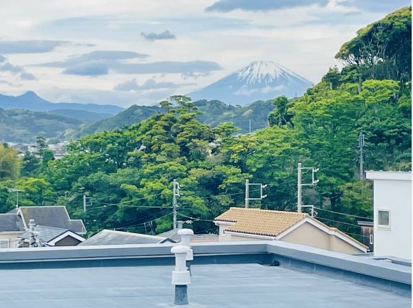 屋上共用スペースからはこんなに大きく富士山を望みます