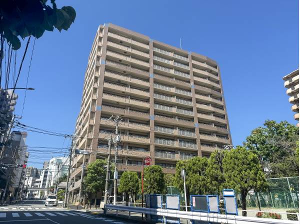 重厚感溢れる14階建てのマンション