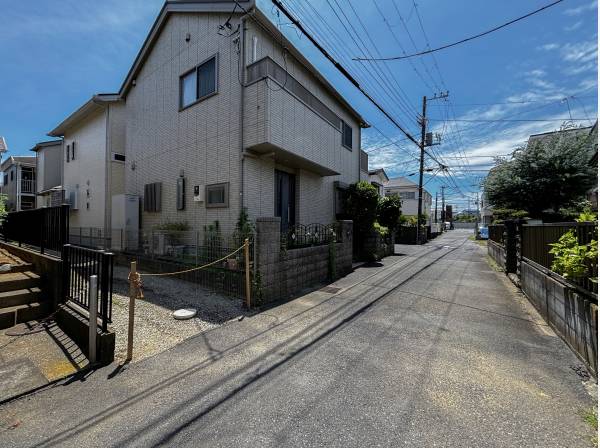 前面道路は車通りが少なく穏やかな雰囲気に…