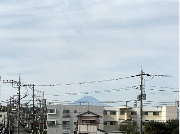 肉眼ではより大きく富士山を望みます

