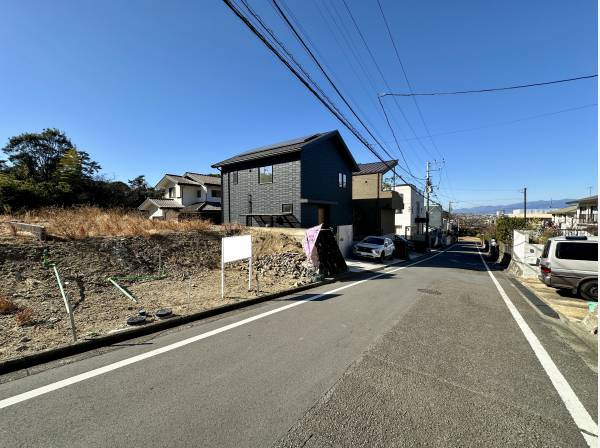 前面道路は幅員約6mと広々/駐車も楽々出来ますね