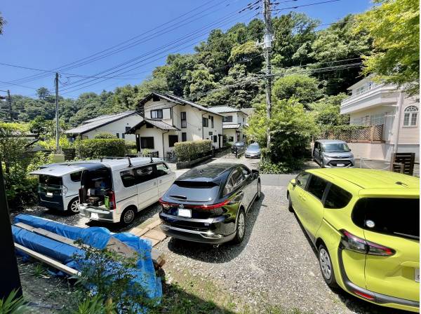 車止めは専用1台分+共有部分が1台ありますので来客時は皆でシェア！！