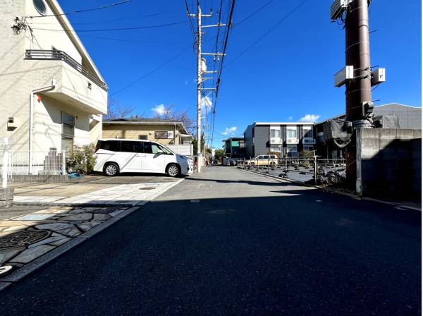 前面道路もゆとりある広さで駐車も楽々です。