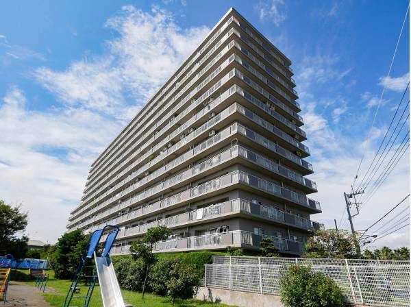 13階建ての陽当たり良好なマンションです