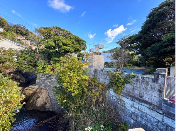 また、土地の隣には小川があります