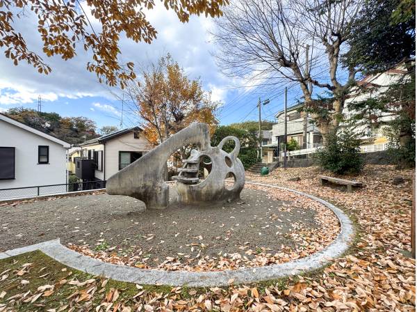 下坪かえる公園まで徒歩3分（約180m）