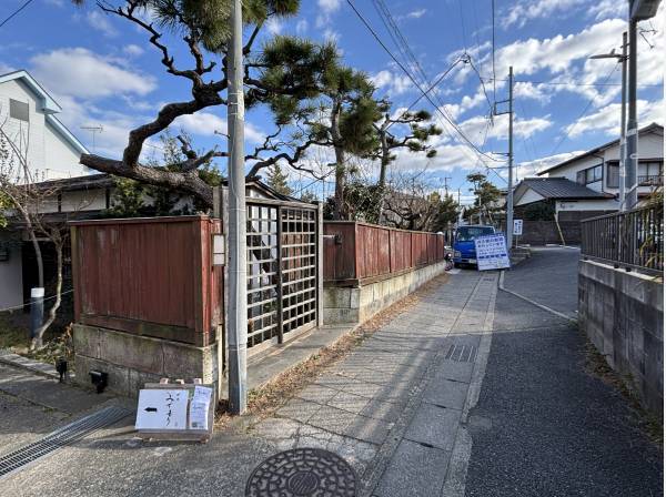 古都の風情を感じる小道にあります