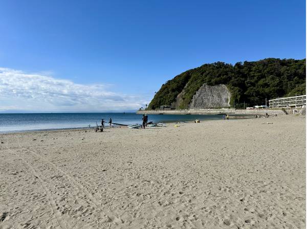 目下に広がる逗子海岸は徒歩1分の近さ（約80m）