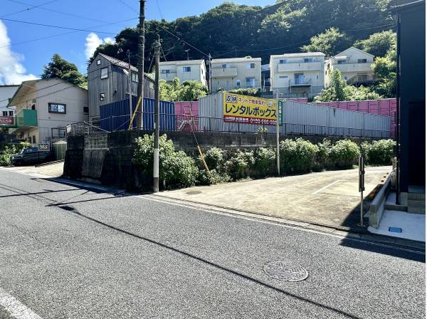 前面道路は約10mあり、車の出し入れには不便ありません