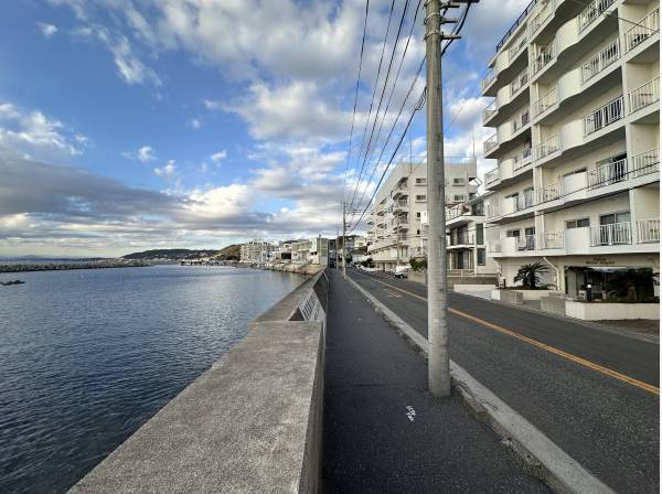 マンション前面道路の先は海です！