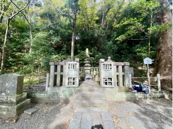 白旗神社（西御門）　徒歩２分（約160m）