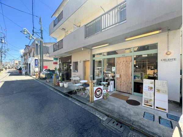 本鵠沼駅前にはお洒落なカフェなどがあります