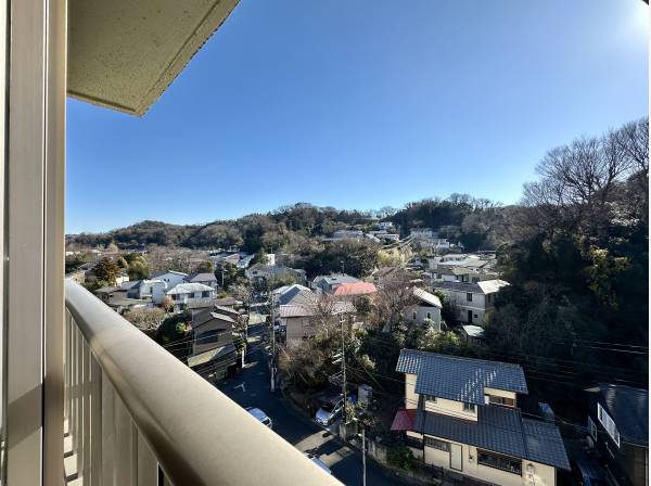 最上階角部屋の住戸です。自然風景が広がる落ち着いた住環境♪