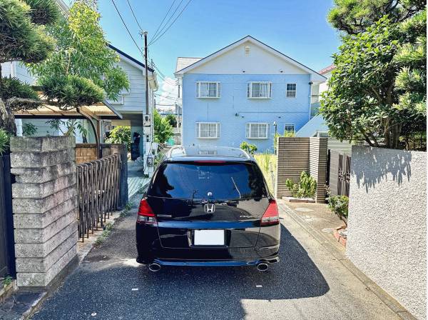 道路幅も十分あり、対向車は来ませんので大型車両でも楽に出入りが可能です