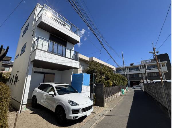 海辺に馴染む白亜の外観。大きな車も駐車可能なカースペースです