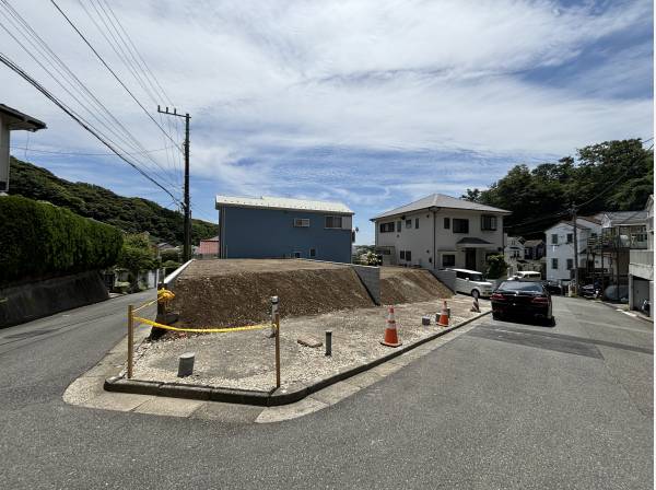 約６ｍの広い道路に面し、開放感に優れた角地を含む全２区画