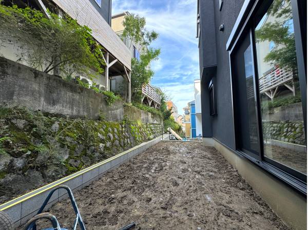 お庭は芝生を植えてお引き渡し予定です。