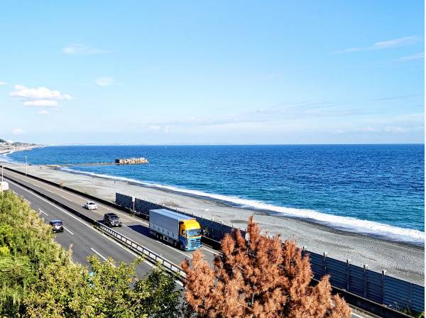 設計次第で道路も視界に入らないように建築して頂けるのではないでしょうか