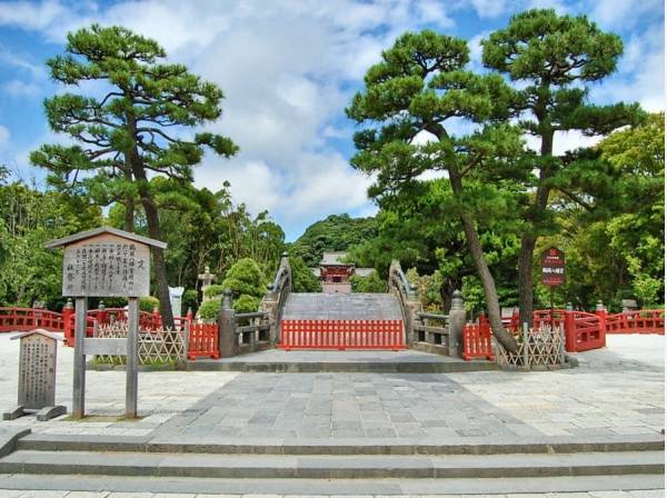 鶴岡八幡宮（正面）まで徒歩７分（約500ｍ）