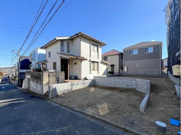 低層住宅の建ち並ぶ閑静な住宅街の一画です