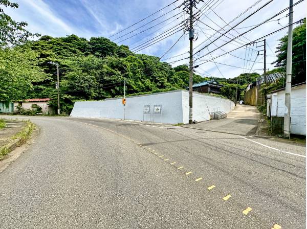 前面道路は広く、交通量も少なく、楽にアクセス可能です