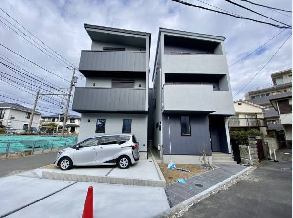 ３階建て　向かって右側の建物です