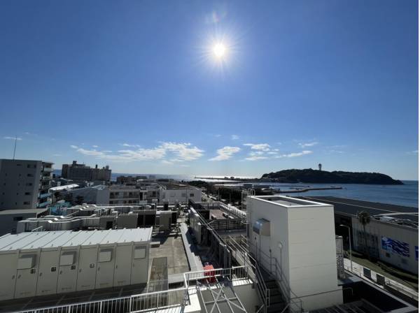 屋上からの眺望です。こちらは居住者さまはお洗濯物など干すこと可能。