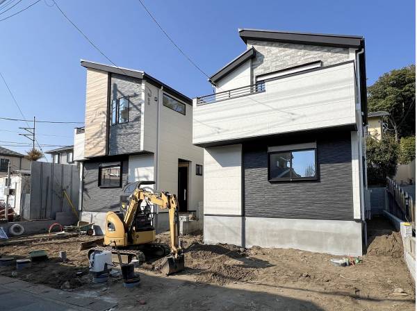 前面に陽光の注がれた角地のお住まい