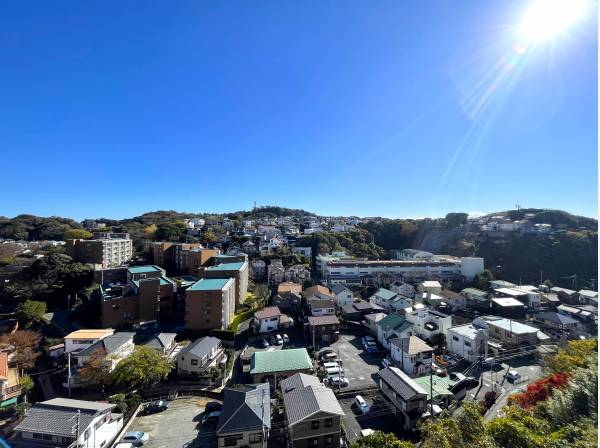 眼前に広がる披露山の借景。