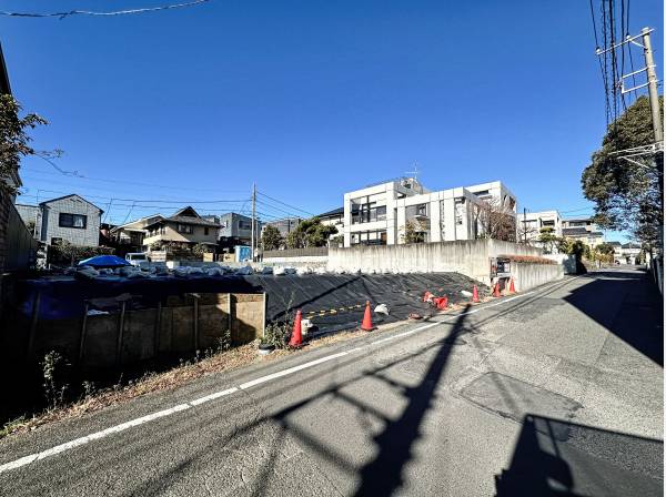 約4.5ｍの東道路に16.42ｍ接道しています